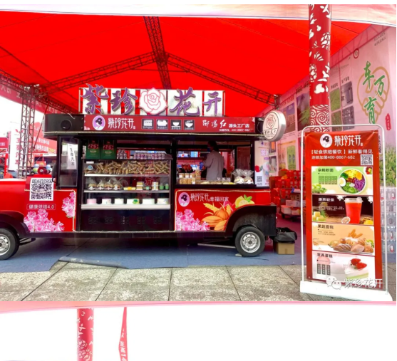 快來(lái)看?。?！??邵陽(yáng)車(chē)展上開(kāi)來(lái)了一輛造型獨(dú)特的電車(chē)