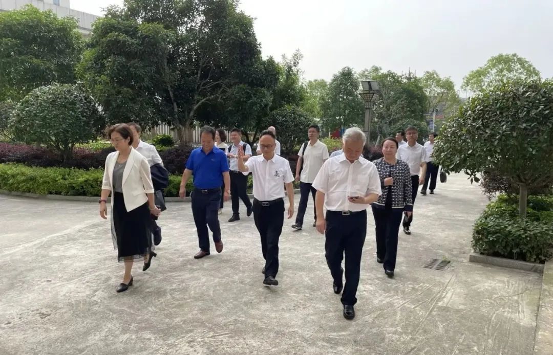 湖南省中醫(yī)藥研究院葛金文院長(zhǎng)和邵陽(yáng)市各級(jí)領(lǐng)導(dǎo)專(zhuān)家蒞臨天香生物產(chǎn)業(yè)園考察指導(dǎo)