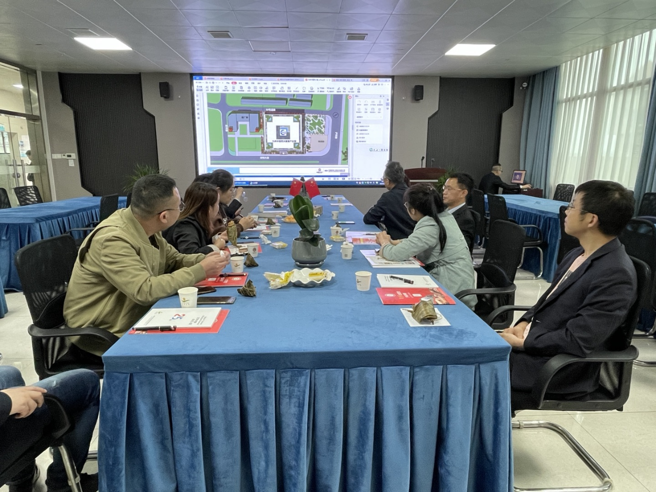 寶東農(nóng)牧蒞臨邵陽紅促進(jìn)會(huì)副會(huì)長單位天香生物園區(qū)交流洽談合作