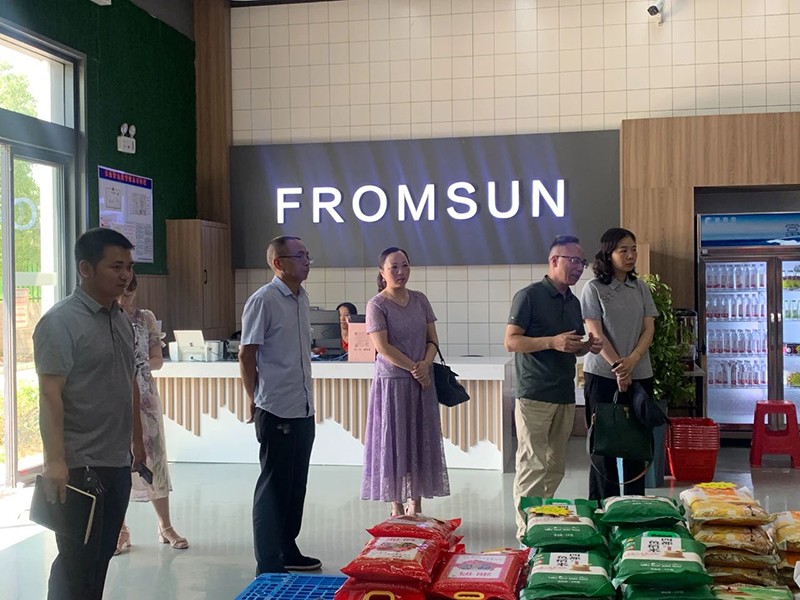 雙清區(qū)政協(xié)主席何美艷、副區(qū)長龔雯潔一行領(lǐng)導(dǎo)蒞臨邵陽紅出貨倉—天香生物產(chǎn)業(yè)園調(diào)研指導(dǎo)