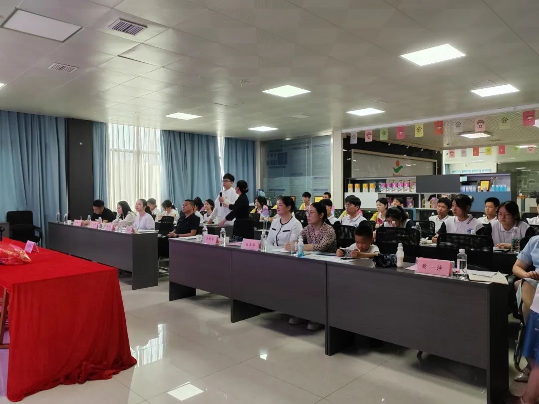 湖南九味中醫(yī)藥研學(xué)實(shí)踐教育基地迎來(lái)了一場(chǎng)別開(kāi)生面的研學(xué)實(shí)踐活動(dòng)