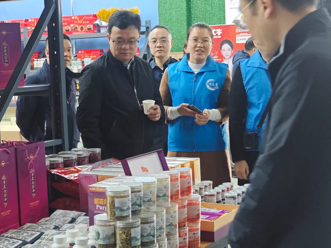 印尼棉蘭東方之星總經(jīng)理王聯(lián)興一行蒞臨天香生物公司進行考察交流